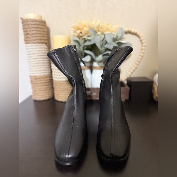 NWT Quince Leather Sketch Sock
Sleek Black Ankle Boot size 7 - Picture 5 of 9